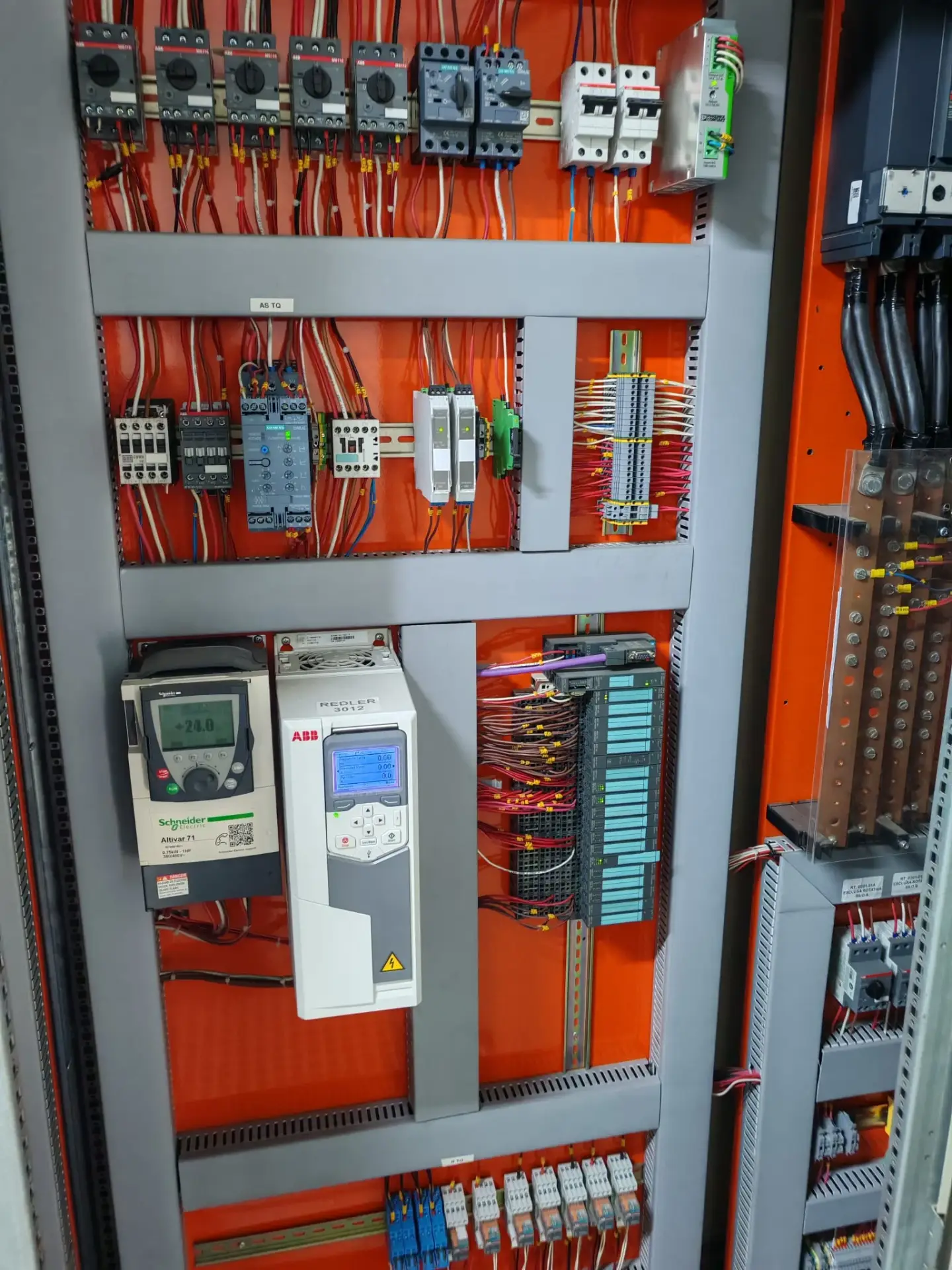 Tablero con PLC y equipos de control. Fotografía aportada por Electro de la Costa.