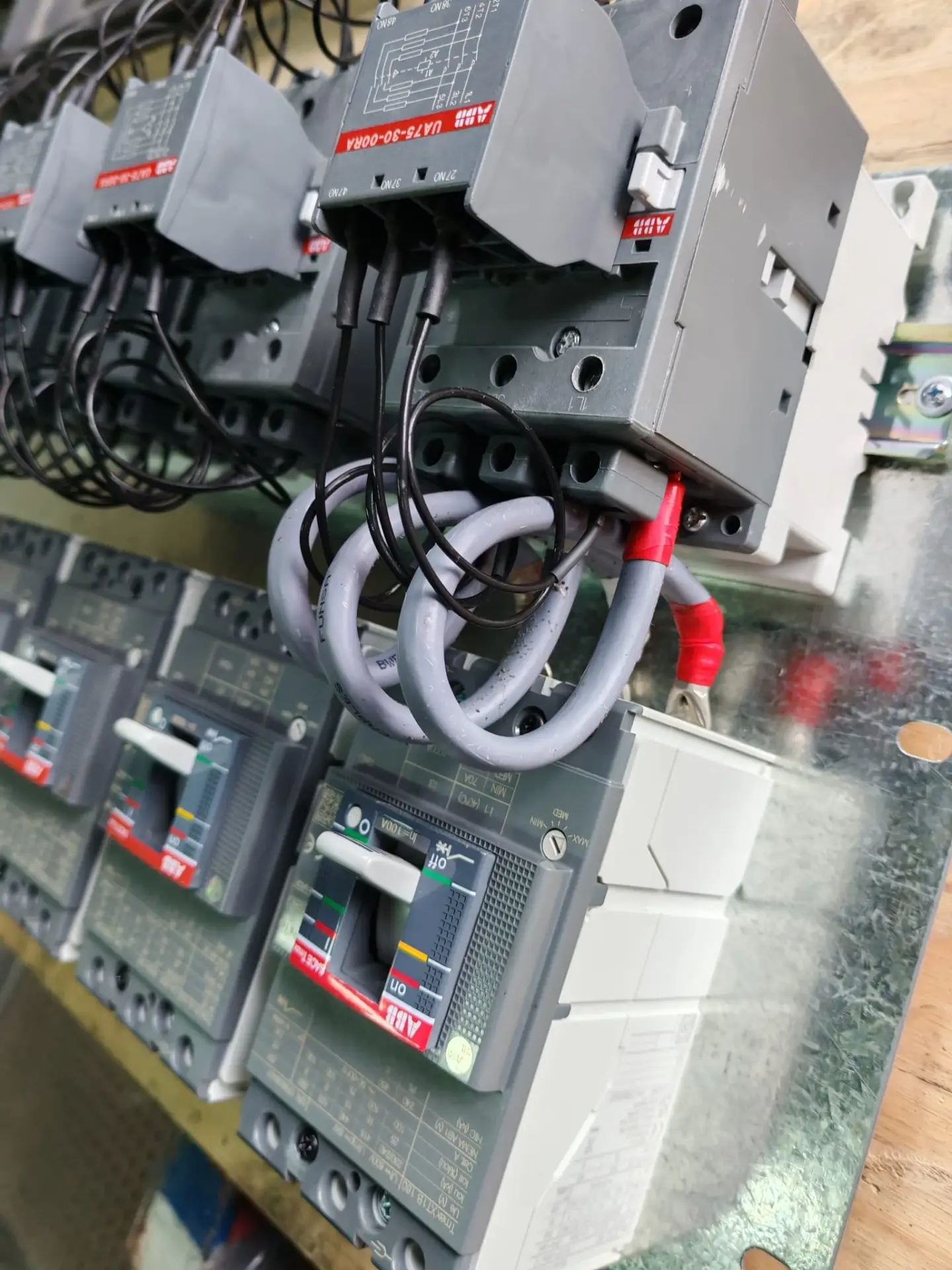 Detalle de cableado de potencia. Fotografía aportada por Electro de la Costa.